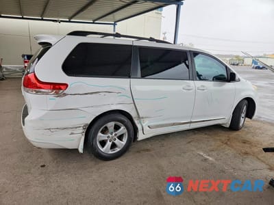 Trzecie zdjęcie samochodu z tyłu: 2014 TOYOTA SIENNA LE VIN:5TDKK3DCXES463020 - miniatura
