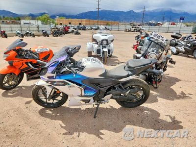 Trzecie zdjęcie samochodu z tyłu: 2025 YAMAHA YFZ320 A VIN:MH3RH25E4SK003718 - miniatura