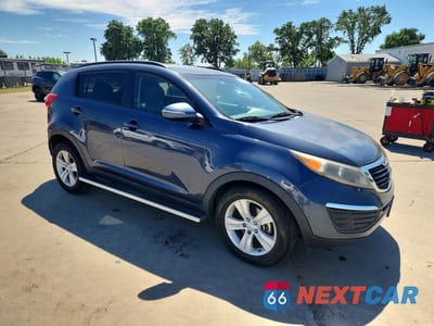 Czwarte zdjęcie samochodu z boku: 2012 KIA SPORTAGE LX VIN:KNDPB3A2XC7210501 - miniatura