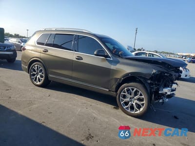 Czwarte zdjęcie samochodu z boku: 2025 BMW X7 XDRIVE40I VIN:5UX23EM08S9X89051 - miniatura
