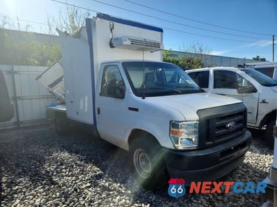 Czwarte zdjęcie samochodu z boku: 2023 FORD E350 REFRIGERATED BOX TRUCK VIN:1FDWE3FK1PDD14762 - miniatura