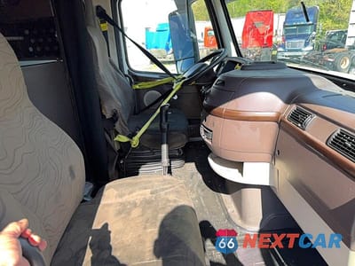 Piąte zdjęcie samochodu w środku: 2014 VOLVO VN VNL VIN:4V4NC9EH2EN152537 - miniatura