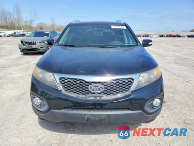 Piąte zdjęcie samochodu w środku: 2011 KIA SORENTO LX VIN:5XYKTDA19BG058894 - miniatura