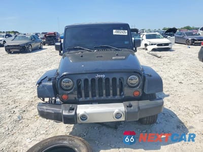 Piąte zdjęcie samochodu w środku: 2010 JEEP WRANGLER UNLIMITED SAHARA VIN:1J4HA5H15AL213434 - miniatura