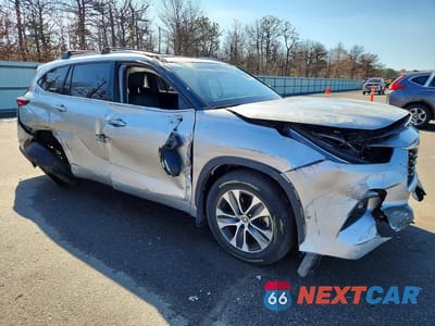 Czwarte zdjęcie samochodu z boku: 2022 TOYOTA HIGHLANDER XLE VIN:5TDGZRBHXNS571513 - miniatura