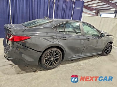 Trzecie zdjęcie samochodu z tyłu: 2025 TOYOTA CAMRY SE VIN:4T1DAACK7SU191389 - miniatura