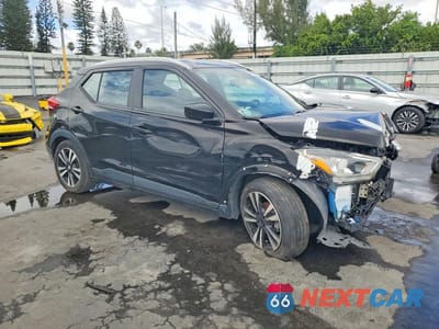 Czwarte zdjęcie samochodu z boku: 2020 NISSAN KICKS SV VIN:3N1CP5CV1LL490262 - miniatura