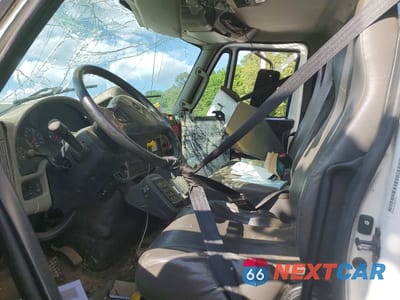 Piąte zdjęcie samochodu w środku: 2017 INTERNATIONAL 7300 BUCKET TRUCK VIN:3HAWBMMN3HL474939 - miniatura