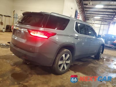 Trzecie zdjęcie samochodu z tyłu: 2021 CHEVROLET TRAVERSE LT VIN:1GNEVHKW0MJ163892 - miniatura