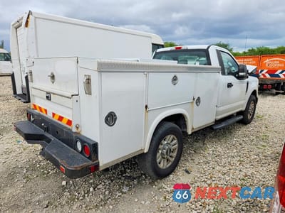 Trzecie zdjęcie samochodu z tyłu: 2019 FORD F250 SUPER DUTY UTILITY / SERVICE TRUCK VIN:1FDBF2A63KEG17836 - miniatura