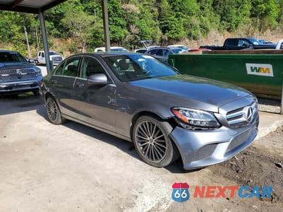 Czwarte zdjęcie samochodu z boku: 2021 MERCEDES-BENZ C 300 VIN:W1KWF8DB7MR620788 - miniatura
