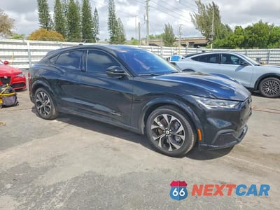 Czwarte zdjęcie samochodu z boku: 2021 FORD MUSTANG MACH-E PREMIUM VIN:3FMTK3SU5MMA58497 - miniatura