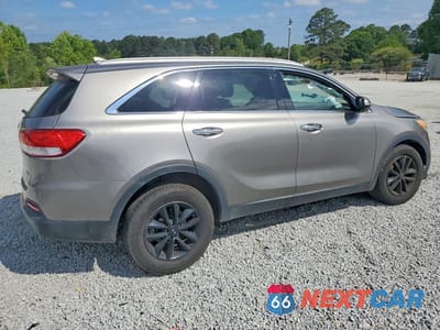 Trzecie zdjęcie samochodu z tyłu: 2016 KIA SORENTO LX VIN:5XYPG4A39GG048448 - miniatura