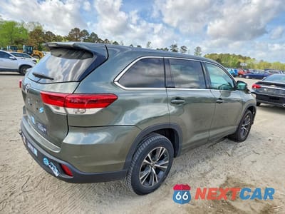 Trzecie zdjęcie samochodu z tyłu: 2018 TOYOTA HIGHLANDER LE VIN:5TDZARFH3JS041257 - miniatura