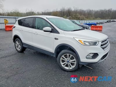 Czwarte zdjęcie samochodu z boku: 2017 FORD ESCAPE SE VIN:1FMCU9GD6HUC58974 - miniatura