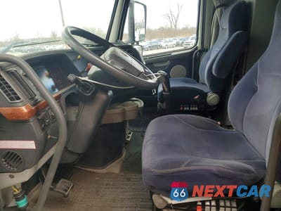Piąte zdjęcie samochodu w środku: 2004 VOLVO VNL SEMI TRUCK VIN:4V4NC9TH24N362444 - miniatura