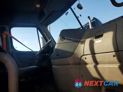 Piąte zdjęcie samochodu w środku: 2018 FREIGHTLINER CASCADIA 113 SEMI TRUCK VIN:3AKBGADVXJSJL4365 - miniatura