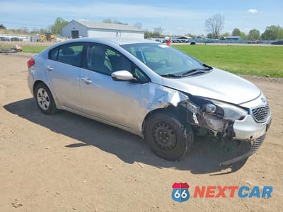 Czwarte zdjęcie samochodu z boku: 2016 KIA FORTE LX VIN:KNAFK4A63G5500078 - miniatura