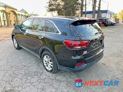 Trzecie zdjęcie samochodu z tyłu: 2019 KIA SORENTO L VIN:5XYPG4A30KG584522 - miniatura