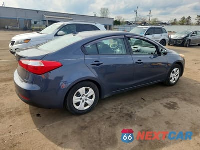 Trzecie zdjęcie samochodu z tyłu: 2016 KIA FORTE LX VIN:KNAFK4A6XG5492920 - miniatura