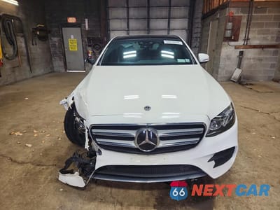 Piąte zdjęcie samochodu w środku: 2018 MERCEDES-BENZ E 300 4MATIC VIN:WDDZF4KB2JA383579 - miniatura
