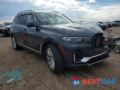Czwarte zdjęcie samochodu z boku: 2021 BMW X7 XDRIVE40I VIN:5UXCW2C0XM9G15855 - miniatura