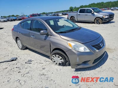 Czwarte zdjęcie samochodu z boku: 2014 NISSAN VERSA 1.6 S VIN:3N1CN7AP3EL827149 - miniatura