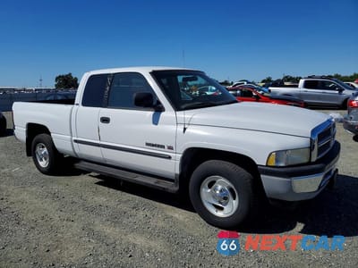 Czwarte zdjęcie samochodu z boku: 2000 DODGE RAM 1500 VIN:3B7HC13Z8YM203365 - miniatura