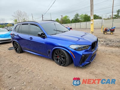 Czwarte zdjęcie samochodu z boku: 2022 BMW X5 M VIN:5YMJU0C0XN9K39778 - miniatura