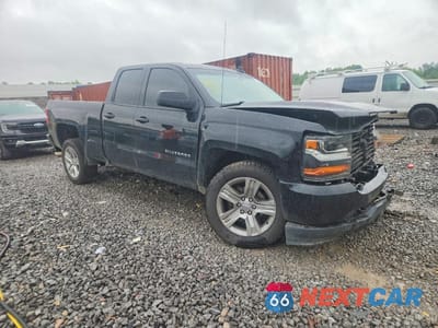 Czwarte zdjęcie samochodu z boku: 2018 CHEVROLET SILVERADO K1500 CUSTOM VIN:1GCVKPEC9JZ266982 - miniatura