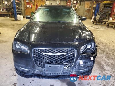 Piąte zdjęcie samochodu w środku: 2017 CHRYSLER 300 S VIN:2C3CCABG1HH564143 - miniatura