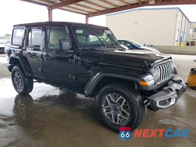Czwarte zdjęcie samochodu z boku: 2025 JEEP WRANGLER SAHARA VIN:1C4PJXEN8SW644242 - miniatura