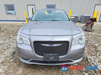 Piąte zdjęcie samochodu w środku: 2018 CHRYSLER 300 LIMITED VIN:2C3CCAKGXJH300425 - miniatura