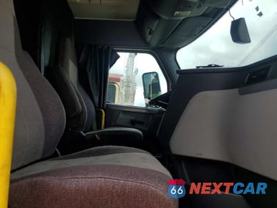 Piąte zdjęcie samochodu w środku: 2018 FREIGHTLINER CASCADIA 126 SEMI TRUCK VIN:3AKJHHDR8JSJJ1333 - miniatura