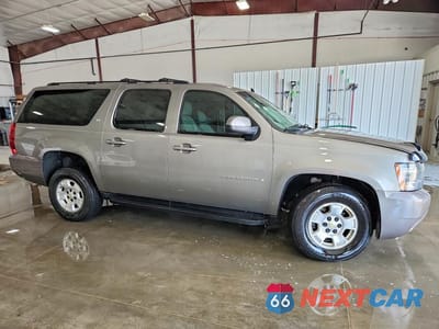 Czwarte zdjęcie samochodu z boku: 2009 CHEVROLET SUBURBAN K1500 LT VIN:1GNFK26339R157622 - miniatura