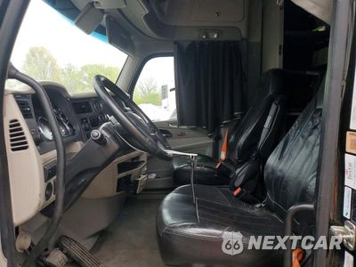 Piąte zdjęcie samochodu w środku: 2019 PETERBILT 579 SEMI TRUCK VIN:1XPBDP9X2KD600910 - miniatura