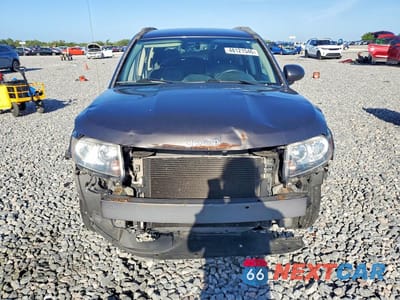 Piąte zdjęcie samochodu w środku: 2017 JEEP COMPASS LATITUDE VIN:1C4NJCEA8HD115391 - miniatura