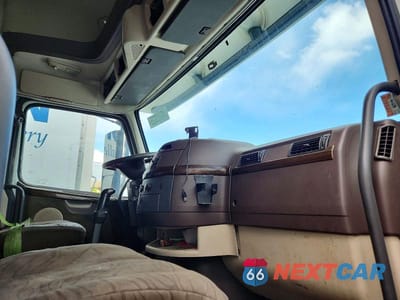Piąte zdjęcie samochodu w środku: 2013 VOLVO VNL SEMI TRUCK VIN:4V4NC9TG3DN558075 - miniatura