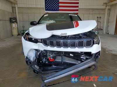 Piąte zdjęcie samochodu w środku: 2025 JEEP COMPASS TRAILHAWK VIN:3C4NJDDN0ST559196 - miniatura