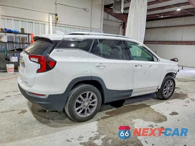 Trzecie zdjęcie samochodu z tyłu: 2022 GMC TERRAIN SLT VIN:3GKALVEV7NL147900 - miniatura