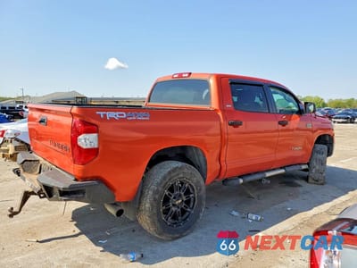 Trzecie zdjęcie samochodu z tyłu: 2018 TOYOTA TUNDRA CREWMAX SR5 VIN:5TFDW5F14JX735151 - miniatura