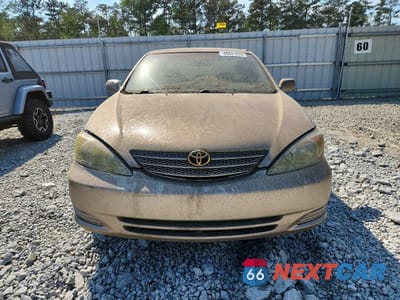 Piąte zdjęcie samochodu w środku: 2002 TOYOTA CAMRY LE VIN:4T1BE32K32U035939 - miniatura