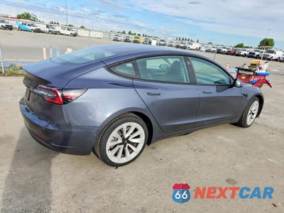 Trzecie zdjęcie samochodu z tyłu: 2022 TESLA MODEL 3 VIN:5YJ3E1EA6NF370030 - miniatura