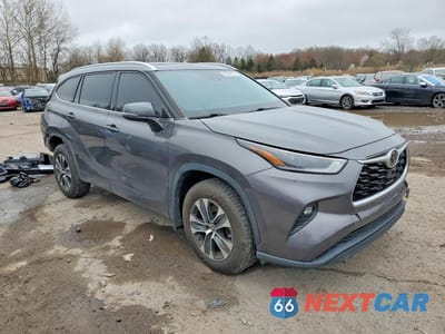 Czwarte zdjęcie samochodu z boku: 2021 TOYOTA HIGHLANDER XLE VIN:5TDGZRBH6MS096649 - miniatura