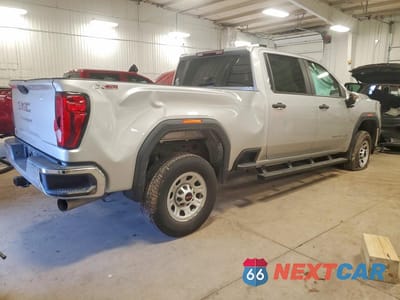 Trzecie zdjęcie samochodu z tyłu: 2021 GMC SIERRA K2500 HEAVY DUTY VIN:1GT49LEY4MF104517 - miniatura