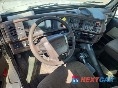 Zdjęcie 9 z 10 samochodu: 2016 VOLVO VNL SEMI TRUCK VIN:4V4NC9EG1GN974790 - miniatura