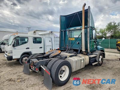 Czwarte zdjęcie samochodu z boku: 2017 MACK CXU612 SEMI TRUCK VIN:1M1AW01X3HM009648 - miniatura