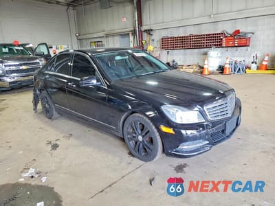 Czwarte zdjęcie samochodu z boku: 2013 MERCEDES-BENZ C 300 4MATIC VIN:WDDGF8AB2DG052115 - miniatura