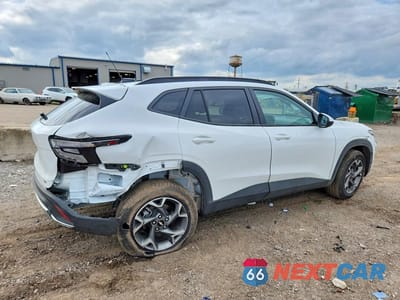 Trzecie zdjęcie samochodu z tyłu: 2026 CHEVROLET TRAX 1LT VIN:KL77LHEP9TC056321 - miniatura
