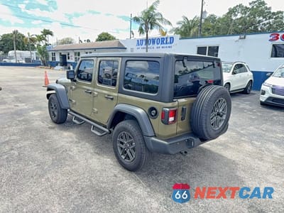 Trzecie zdjęcie samochodu z tyłu: 2025 JEEP WRANGLER SPORT VIN:1C4PJXDN2SW521926 - miniatura